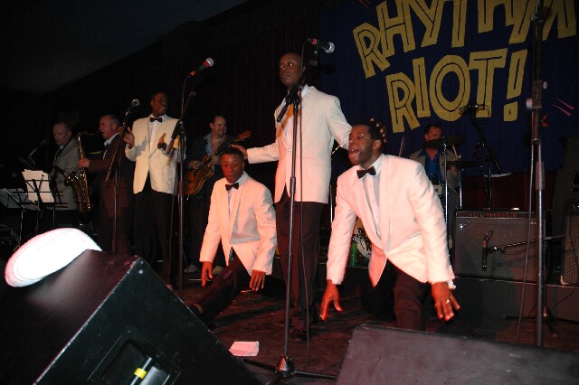 min 2004 11 27 riot s04 102